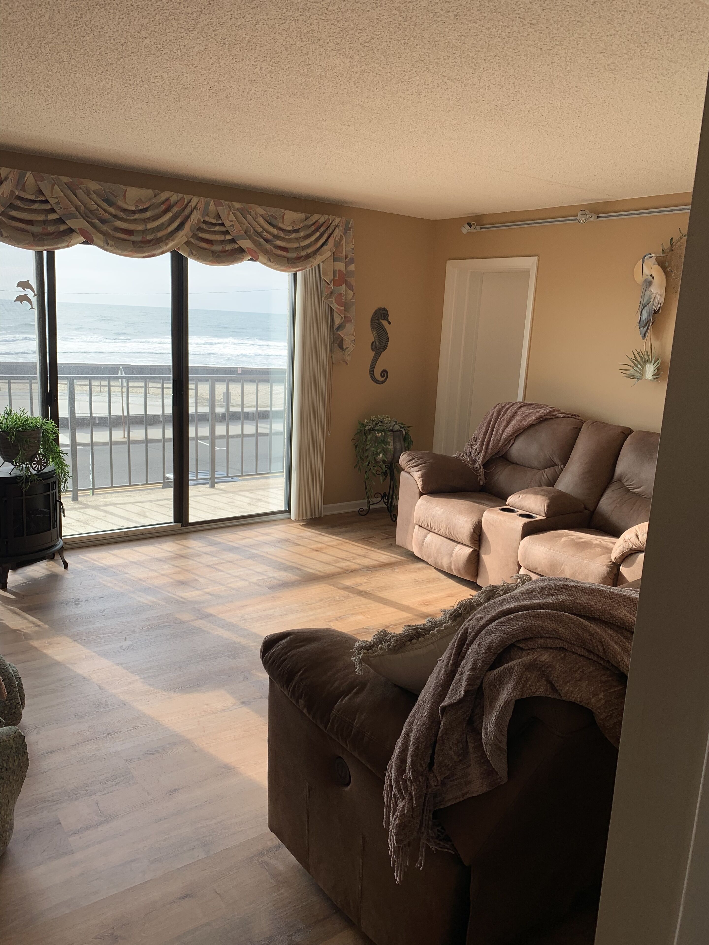 Beautiful Beachfront Condo Slps 6, 2 BR, 2 Ba, 2 private balconies, heated pool 