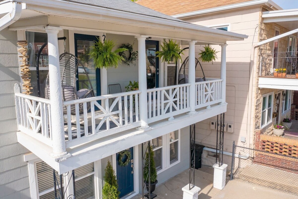 6 KING Beds + Walk to Streetcar + Balcony