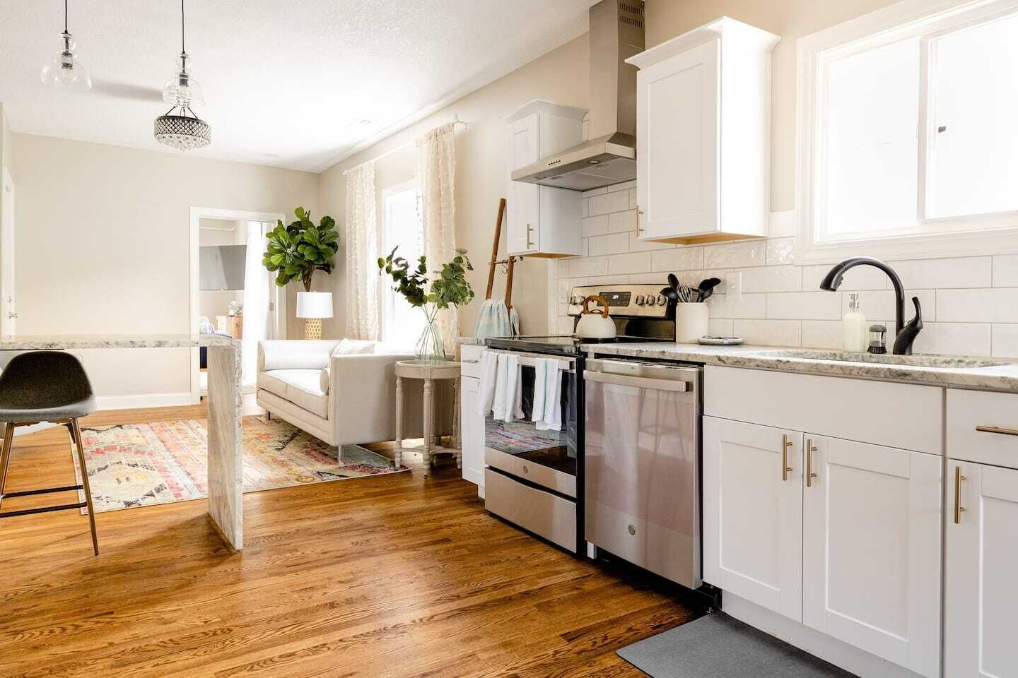 6 KING Beds + Walk to Streetcar + Balcony