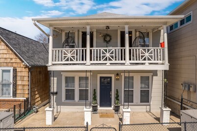 6 KING Beds + Walk to Streetcar + Balcony