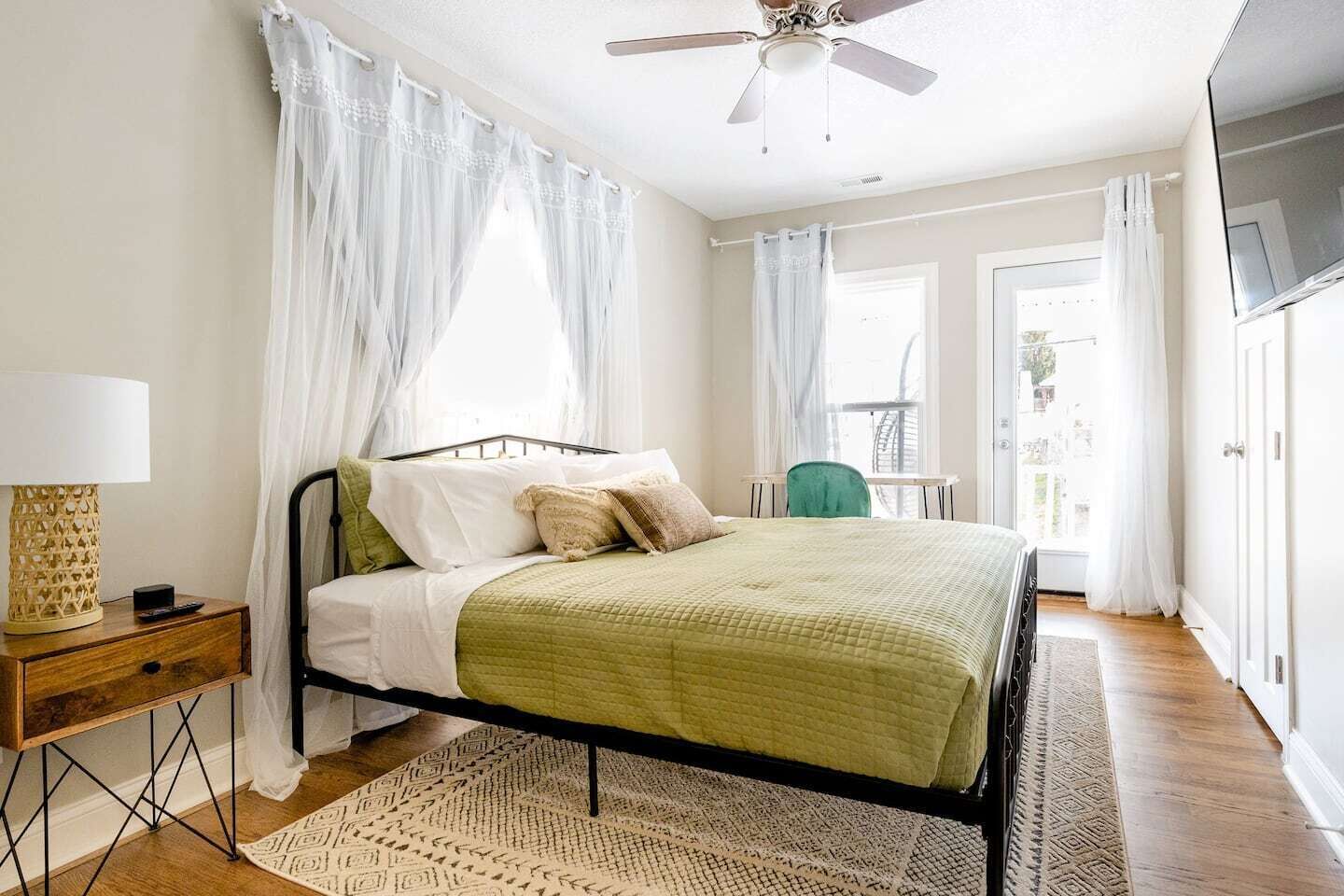 6 KING Beds + Walk to Streetcar + Balcony