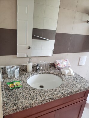 Een douche, een haardroger, handdoeken, zeep