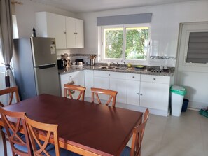 Een koelkast, een magnetron, een kookplaat