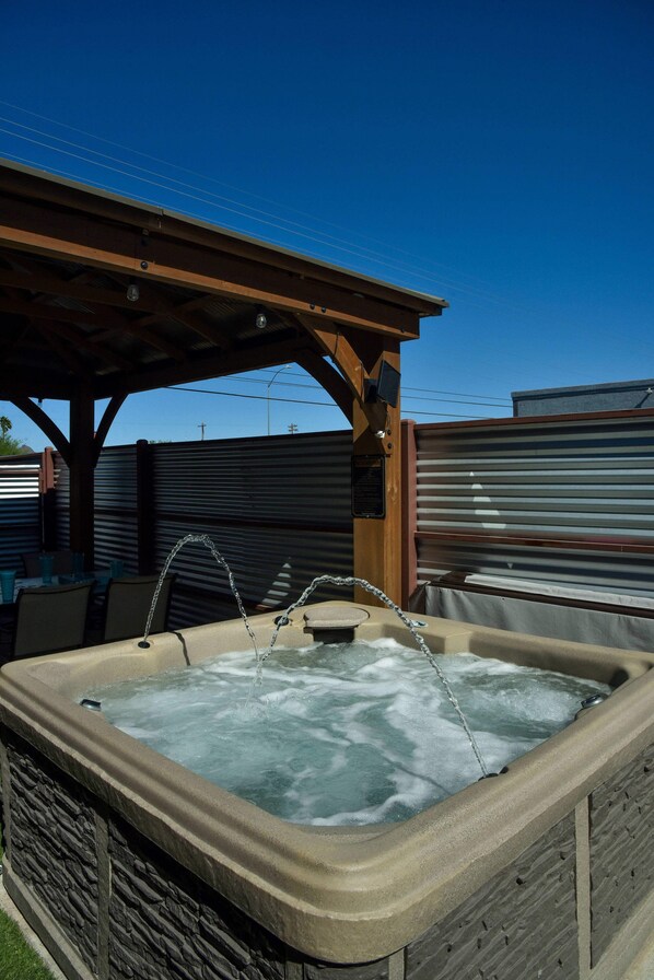 Outdoor spa tub - APT Style Home 2BR/2BA w/COV Patio Near Airport (Tucson)
