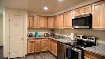 Geladeira, micro-ondas, fogão, cooktop