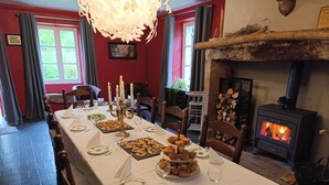 A long dining table set with plates, glasses, and a variety of pastries and desserts. - Bed and breakfast - Le Bonheur du Périgord (Miallet)