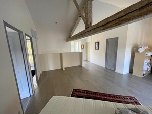 3 chambres, bureau, Wi-Fi, literie fournie