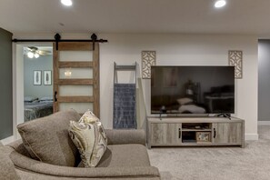 5 bedrooms, desk, iron/ironing board, free WiFi - Luxurious House in Aksarben (Omaha)