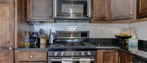 冷蔵庫、電子レンジ、オーブン、コンロ