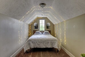 5 bedrooms, desk, iron/ironing board, free WiFi - Luxurious House in Aksarben (Omaha)