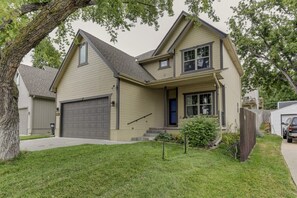 Exterior - Luxurious House in Aksarben (Omaha)