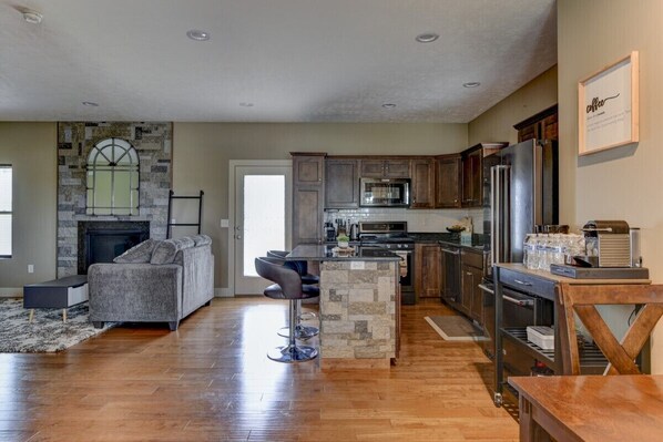 Fridge, microwave, oven, stovetop - Luxurious House in Aksarben (Omaha)