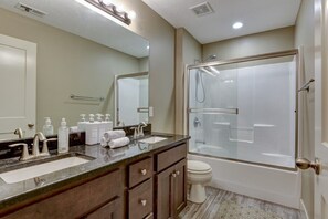 Combined shower/tub, towels, soap, shampoo - Luxurious House in Aksarben (Omaha)