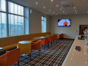2 bar/lounge
