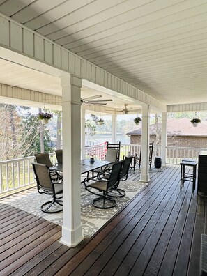 Outdoor dining - Sleeps up to 23!! Next to Toledo Town (Many)