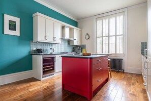 Geladeira, micro-ondas, lava-louças, cafeteira/chaleira