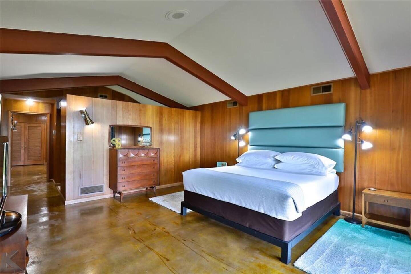 Stardust Retreat: 2 Houses, 6 Bedrooms on 3 Acres