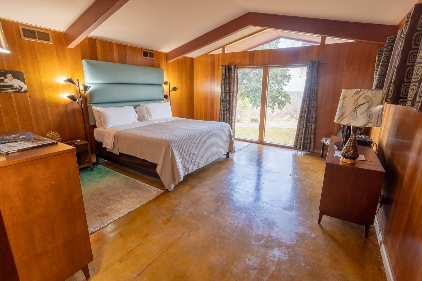 Stardust Retreat: 2 Houses, 6 Bedrooms on 3 Acres