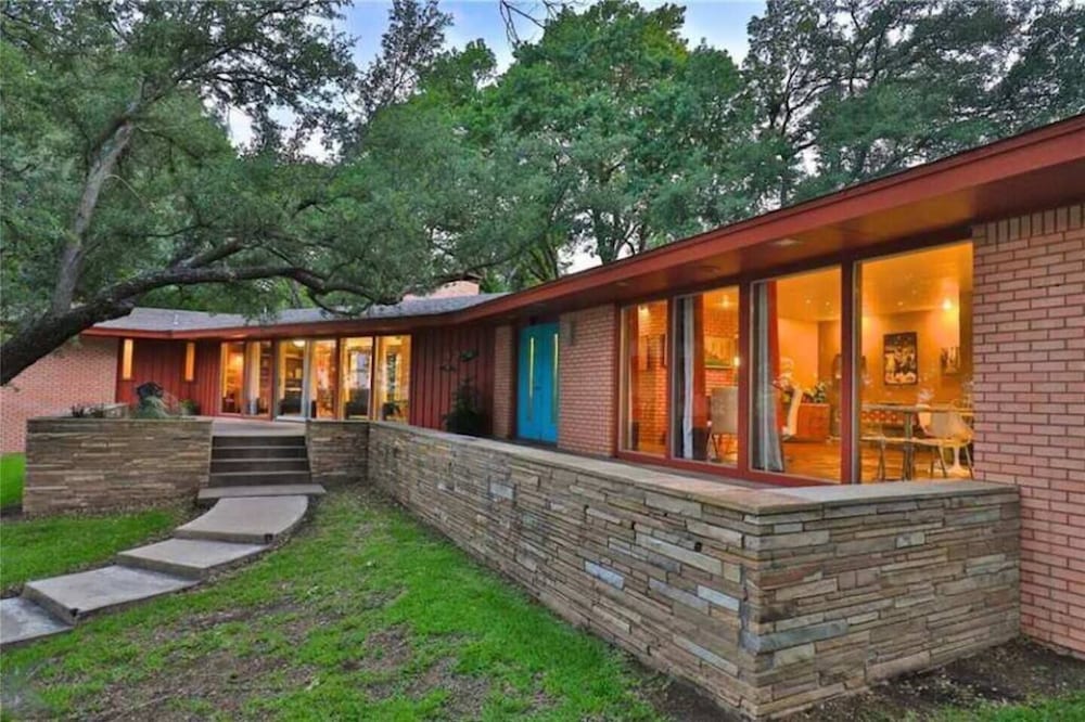 Stardust Retreat: 2 Houses, 6 Bedrooms on 3 Acres