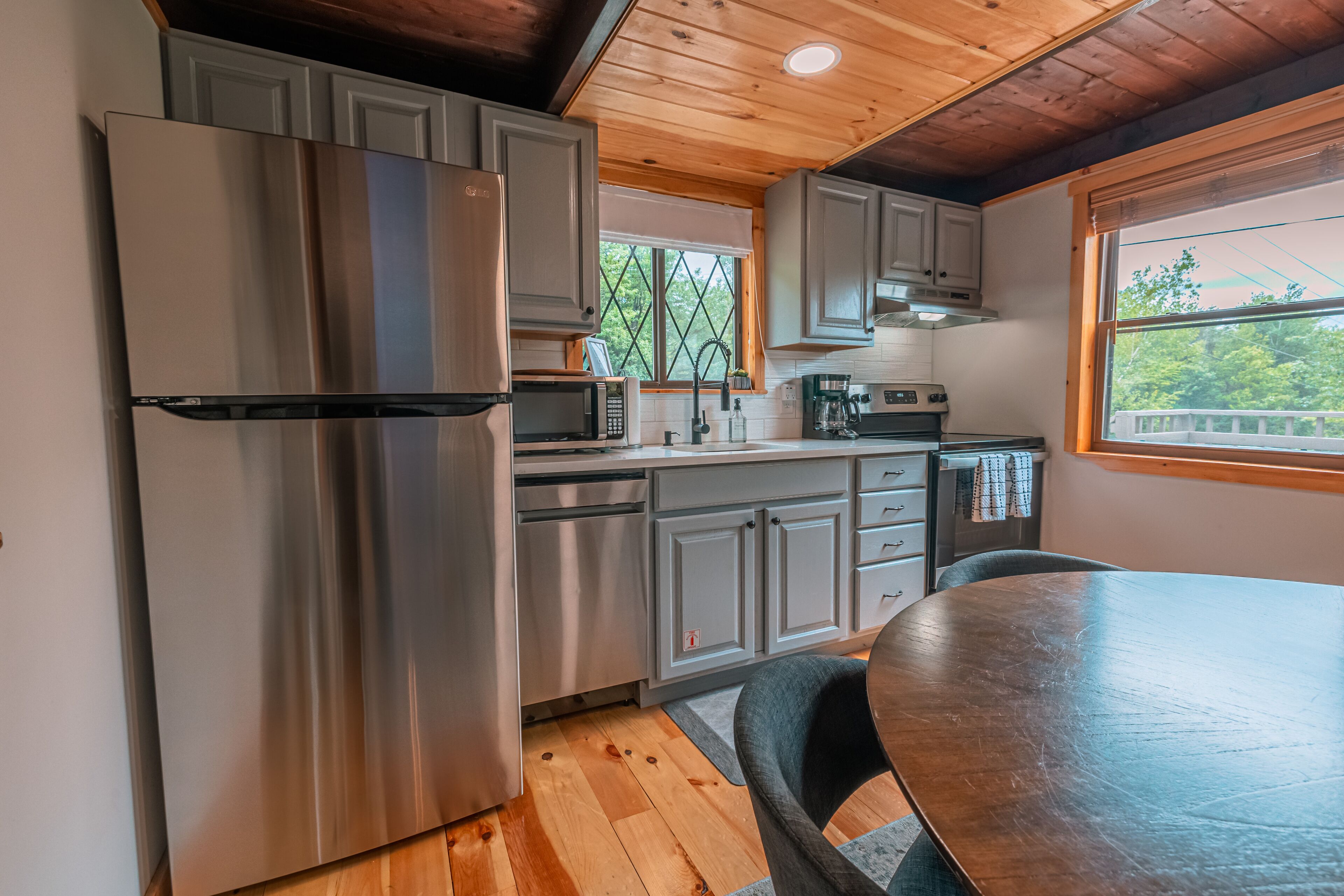 Dog Friendly Poconos Chalet with Fireplace. Close to Lakes, skiing & Kalahari