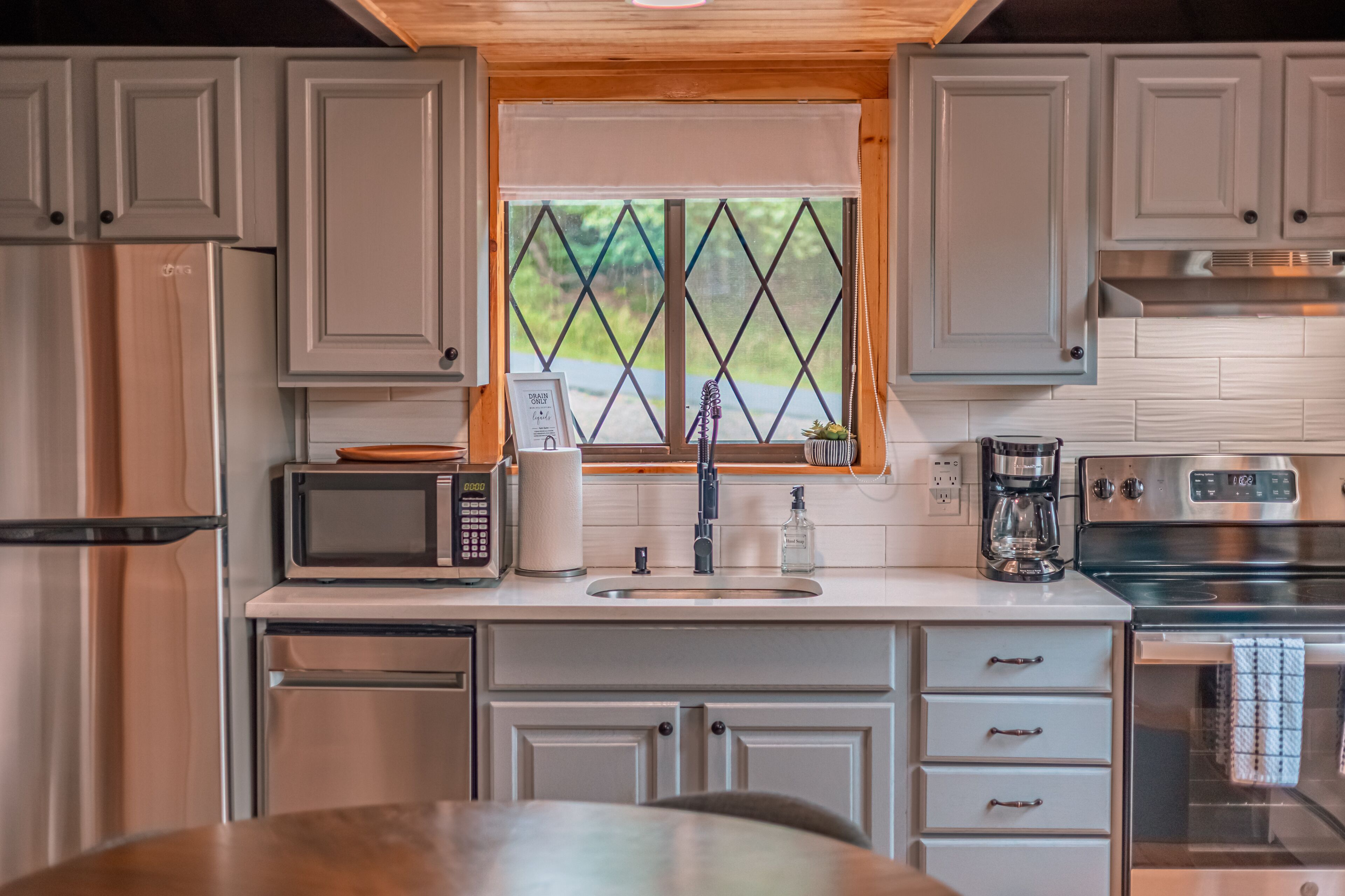 Dog Friendly Poconos Chalet with Fireplace. Close to Lakes, skiing & Kalahari