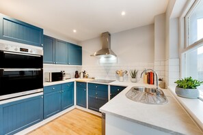 Forno, lavastoviglie, seggiolone, pentole/stoviglie/utensili