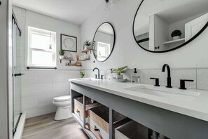 Een douche, een haardroger, handdoeken, shampoo