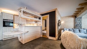 Una cocina rústica con muebles de madera y horno empotrado.
