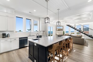 Cafetera/tetera, tostadora, utensilios de cocina