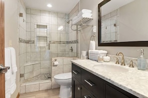Free toiletries, hair dryer, towels - Secluded Stay in a Wonderful Creekside Getaway (Custer)