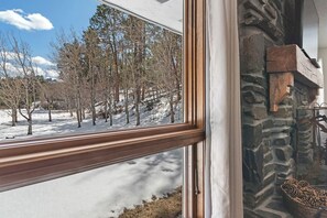 Interior - Secluded Stay in a Wonderful Creekside Getaway (Custer)