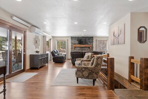 Smart-TV, Kamin, Tischfußball, Bücher