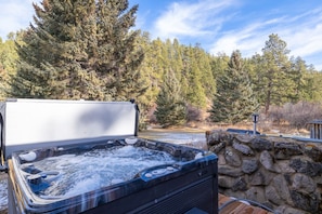 Outdoor spa tub - Secluded Stay in a Wonderful Creekside Getaway (Custer)