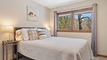 5 bedrooms, desk, iron/ironing board, travel crib