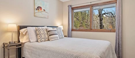 5 chambres, bureau, fer et planche à repasser, lit parapluie