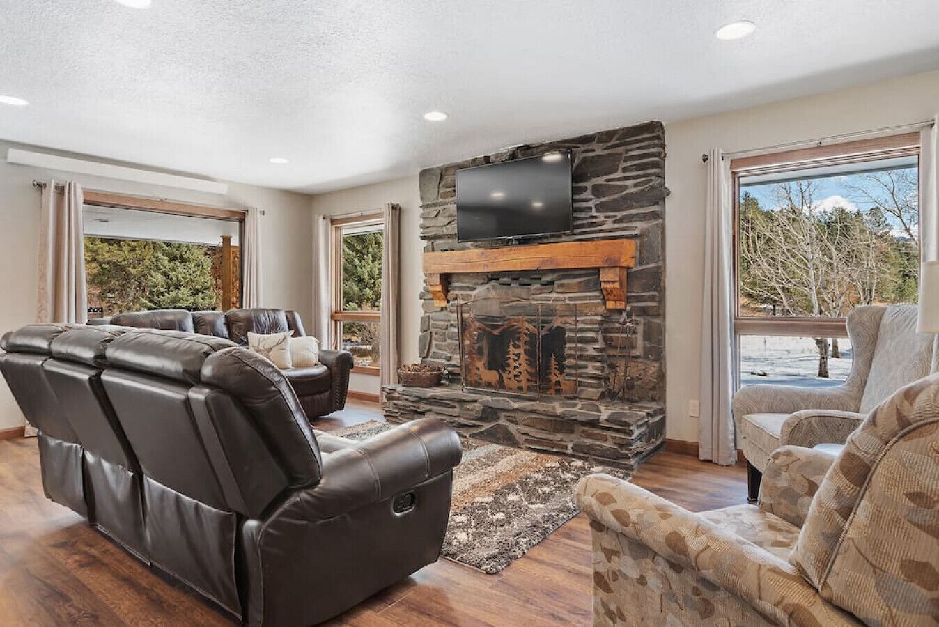 Smart TV, chimenea, futbolito, libros