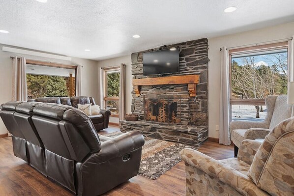 Smart TV, chimenea, futbolito y libros 