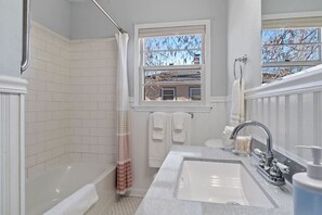 Hair dryer, towels - Unique 4-Season Porch 6 Queen Beds- HUGE Space (Rapid City)
