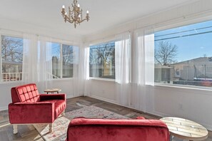 Smart TV, books - Unique 4-Season Porch 6 Queen Beds- HUGE Space (Rapid City)