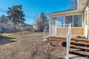 Property grounds - Unique 4-Season Porch 6 Queen Beds- HUGE Space (Rapid City)