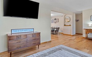 Interior - Unique 4-Season Porch 6 Queen Beds- HUGE Space (Rapid City)