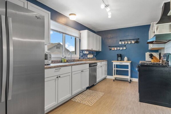 Réfrigérateur, four à micro-ondes, un four, surface de cuisson