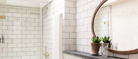 Superior-Doppel- oder -Zweibettzimmer | Badezimmer