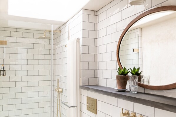 Superior-Doppel- oder -Zweibettzimmer | Badezimmer