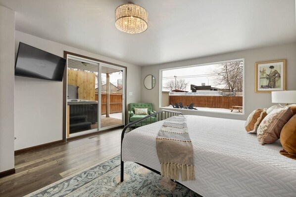 3 bedrooms, desk, iron/ironing board, travel crib