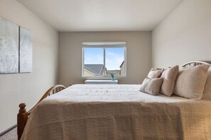 3 bedrooms, desk, iron/ironing board, travel crib