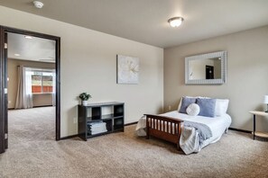 3 habitaciones, escritorio y tabla de planchar con plancha 