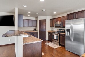 ثلاجة، ميكروويف، فرن، موقد طهي مسطح