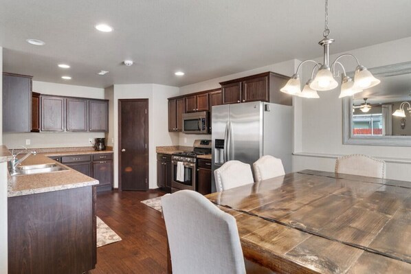 ثلاجة، ميكروويف، فرن، موقد طهي مسطح