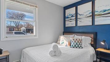 5 soverom, skrivebord, strykejern/-brett og reiseseng for barn